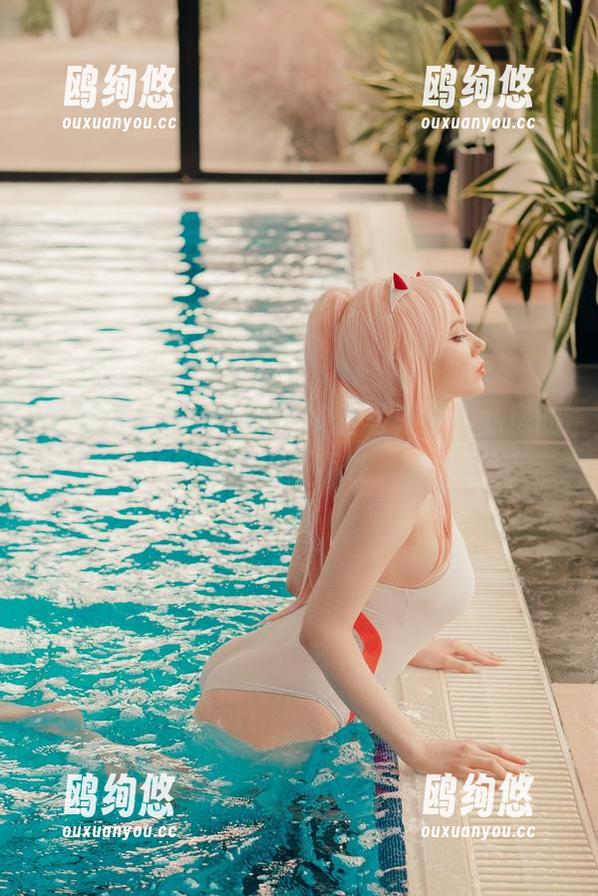 在Alina Becker的灰丝写真中，私房的诱惑无处不在。
