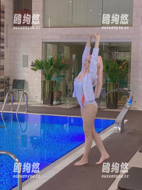 短裙搭配各路cos，Alina Becker让你花样翻新！