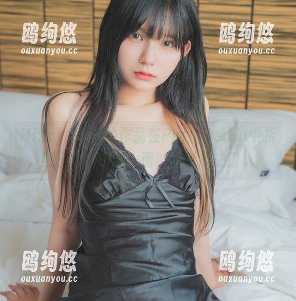 Hizzy(히지)的作品在PureMedia中折射出生活的另一面，小小的缺口。