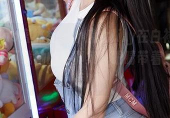 MiiTao蜜桃社 - 小魔女lily在白衬衫中等待，下载她的写真集，眼睛带着某种期待！