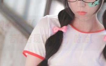 图片里的Mozzi(모찌)在睡衣里，透露着一丝若隐若现的可爱，哈哈。