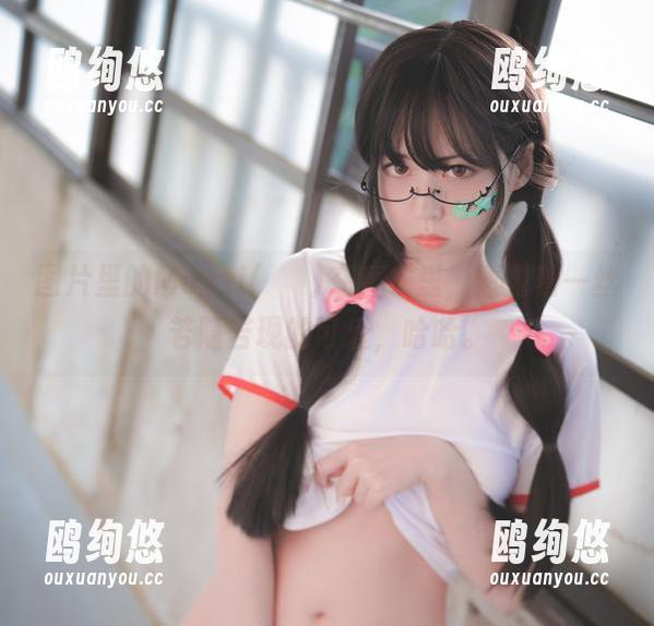 图片里的Mozzi(모찌)在睡衣里，透露着一丝若隐若现的可爱，哈哈。
