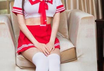 TouTiao头条女神 - 李思彤：高清可爱到让人心软，脑海里突然冒出“我也想这样”这种奇怪想法。