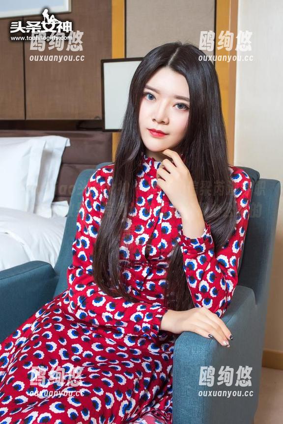 TouTiao头条女神 - 你能相信梁芮溪穿职业装的效果？写真让你重新审视办公室的美学。