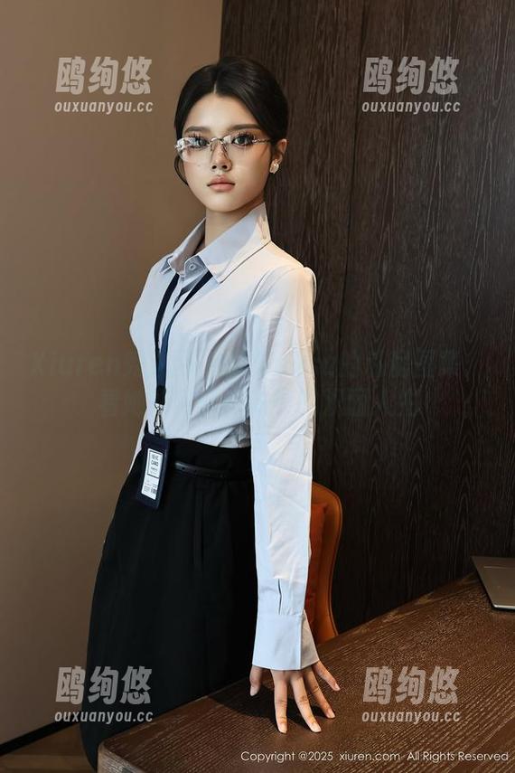 Xiuren秀人网 - 晚苏susu的私房图集：看她如何玩转秘书的双面人生