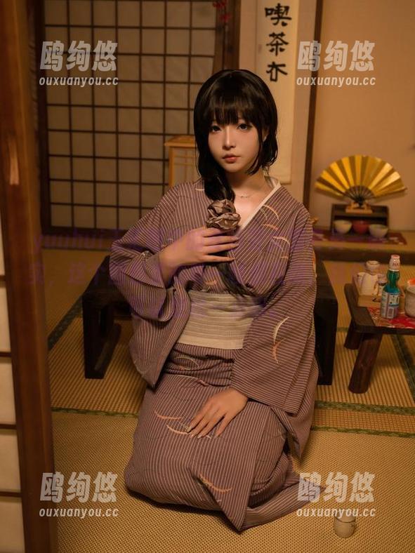 yuuhui玉汇眼中的麦当劳女服务员—确实，这个图包里的每一帧都在说，我们也可以放松一点嘛。