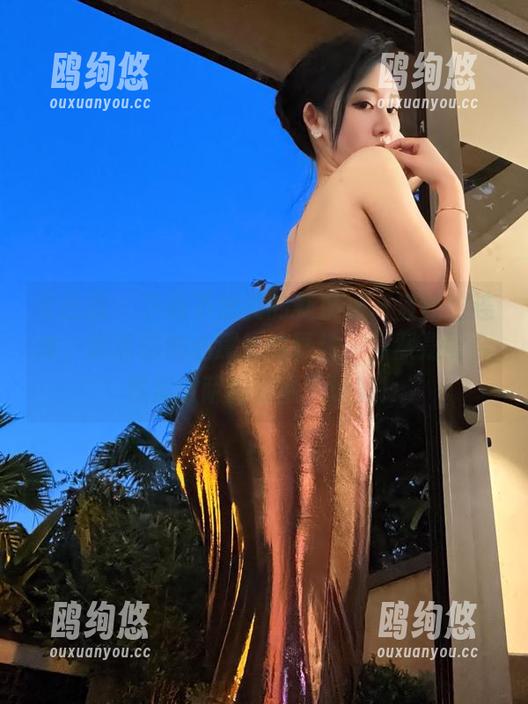 微密圈 - 下载不爱笑的赛琳这一波豹纹连体，激活你内心深处的野性，当然是配合凤梨披萨的数量来说的！