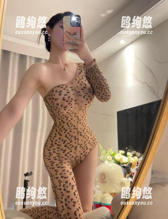 微密圈 - 不爱笑的赛琳又来了，分享她的“千面套装”，让人忍不住想演七种角色！