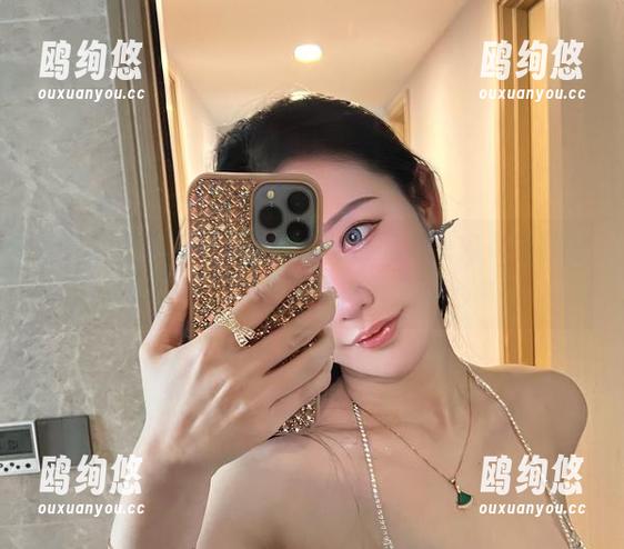 微密圈 - 我想不爱笑的赛琳穿着红色内衣分享的瞬间，或许是无数个可能中的一种。