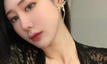 微密圈 - 不爱笑的赛琳的学妹，给你填写一份美图说明书，照片中的男神也在抢镜！
