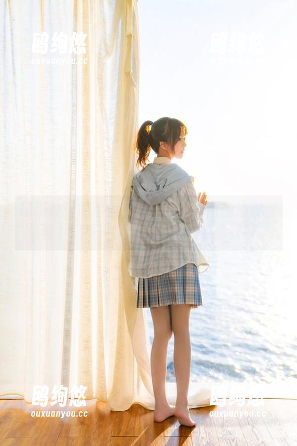 喵糖映画的海边写真：谁说暖阳的海没有情调？只是一阵风就能让我心软软的。
