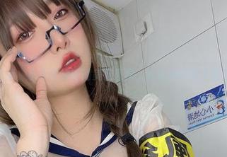 更新了哦，小泉学姐吖的美足原图，话说她的袜子真好看！