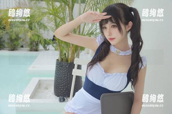 图集里的小鹿鹿shika：这泳装款式真挺会挑人的…