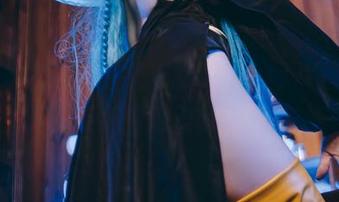 咦，末夜787的水手服cos，照片里的裙子飞舞得像绝美的忘忧草。