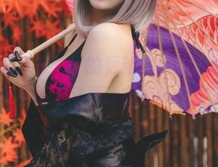 日日盼着末夜787的更新，她的黄棚树城cos避免不了又要让我心头火热了。