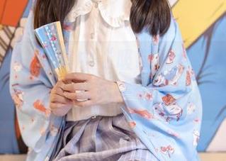 森萝财团 - 图集中“吸吸”女孩的神情总是游离，像是从另一个世界掉落的。