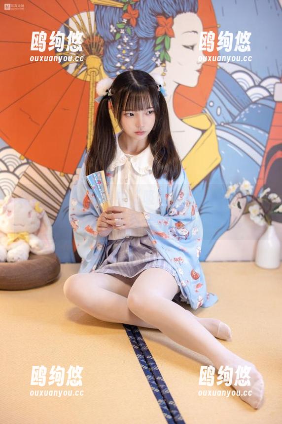 森萝财团 - 图集中“吸吸”女孩的神情总是游离，像是从另一个世界掉落的。