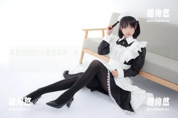 森萝财团的OL黑丝写真，给人一种莫名的期待，图包里好像藏了点什么。