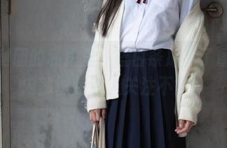 森萝财团的私拍里，蓝白条成为了重点，内部图包让人关注不舍。