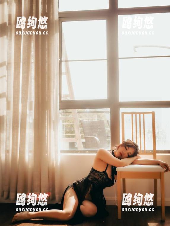 在樱晚gigi的写真里，秘密似乎偷偷溜出来了。