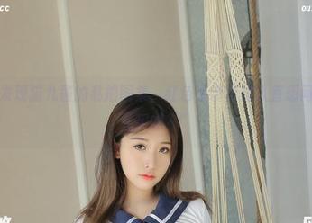 无意间发现猫九酱的私拍图集，红色吊带看得人直想问：“哪儿买的？”