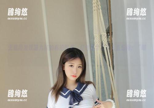 无意间发现猫九酱的私拍图集，红色吊带看得人直想问：“哪儿买的？”