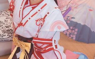 看神楽坂真冬的玉藻前制服图册，脑海里闪过各种配音哈哈～