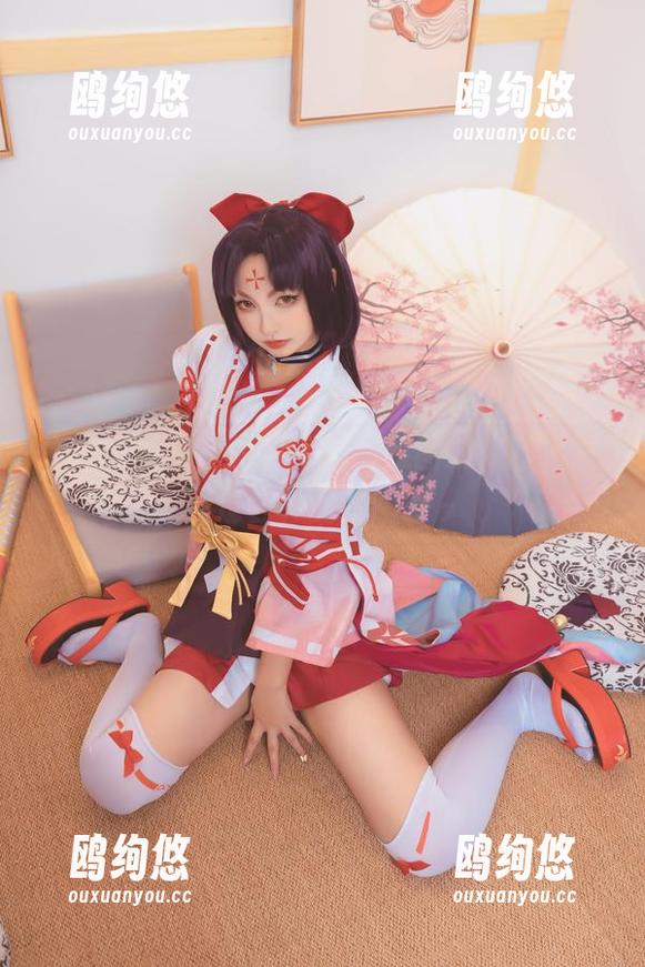 看神楽坂真冬的玉藻前制服图册，脑海里闪过各种配音哈哈～