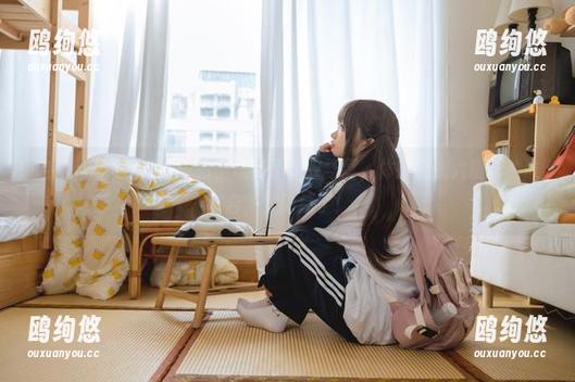 哈哈，神沢永莉在原图里玩起了半双马尾，体操服和大腿袜的联合，太动感了！