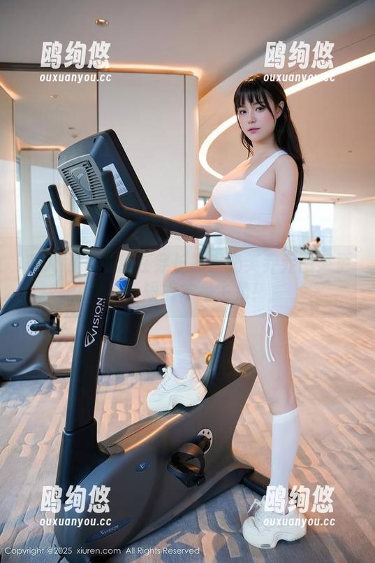 秀人网 - 谁还在穿长裤？奶芙乔乔图集更新，短裤才是主角！