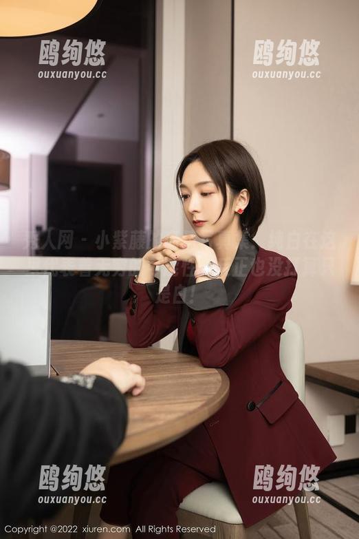 秀人网 - 小紫藤的高清写真集：纯白在这里代表着无穷的可能性…反正也没打算只是白！