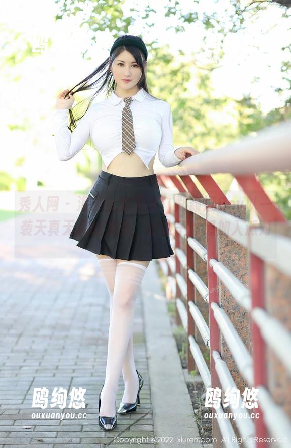 秀人网 - 海边全套写真，郑颖姗Bev以一袭天真无邪的姿态，让沙子也想加入派对。