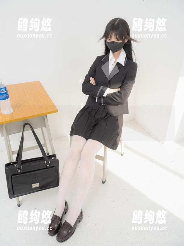 紧急企划 - 小恩的高跟鞋私拍，时而优雅时而俏皮，你觉得哪种更好？