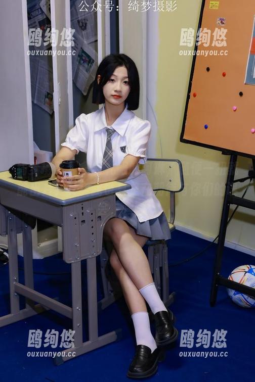 绮梦摄影 - 拿着礼服的阿琳，随便一扭就能出片！其实我也只是在期待与你们的误会，嘿嘿。