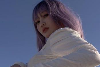 想问问脱尾巴Mizuki，这沙滩照片的震撼力到底来自哪里？是那一抹霞红吗？
