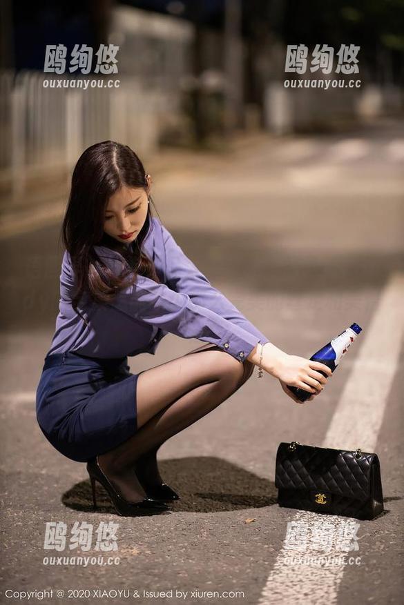 语画界 - 这卷作品太不过瘾，周于希Sandy的全集怎能缺少那么完美的丝足和美臀呢？