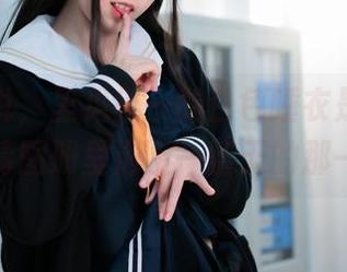 不得不说，里见年一的白色睡衣是我最想在高清图册里泡上一整天的那一档。