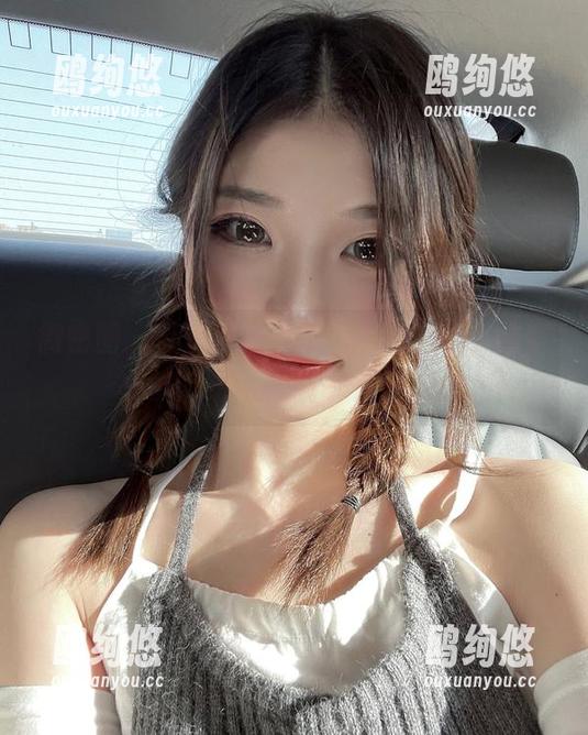 微密圈 - 私房照片里的陈妮妮UNI，教室一角，光影似乎和我比心？