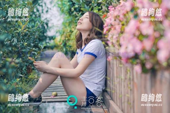 青豆客 - 最新艾小青出街：网袜原图，这都能编成一首歌！