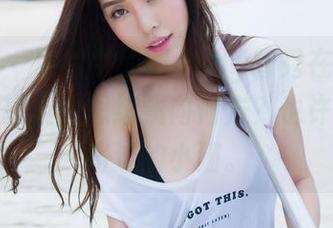 魅妍社 - 图片中的Wendy智秀在校园冥想，分享我的思绪飘向何方？也许是那只路过的小猫。