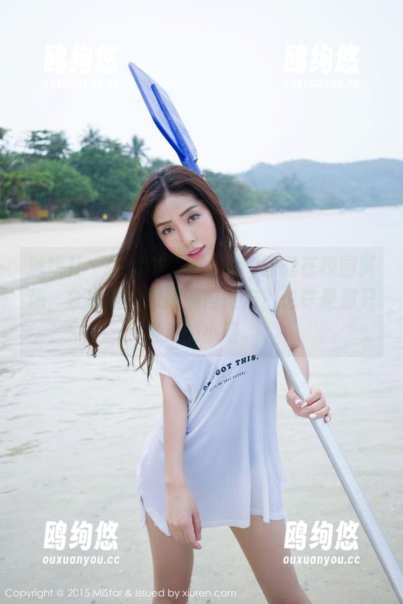 魅妍社 - 图片中的Wendy智秀在校园冥想，分享我的思绪飘向何方？也许是那只路过的小猫。