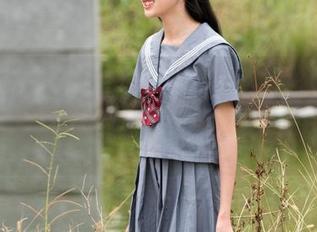魔镜街拍 - 午后休闲的好时光，图册里婷婷的薄丝裙子闪烁着微光，妥妥的OL风范。