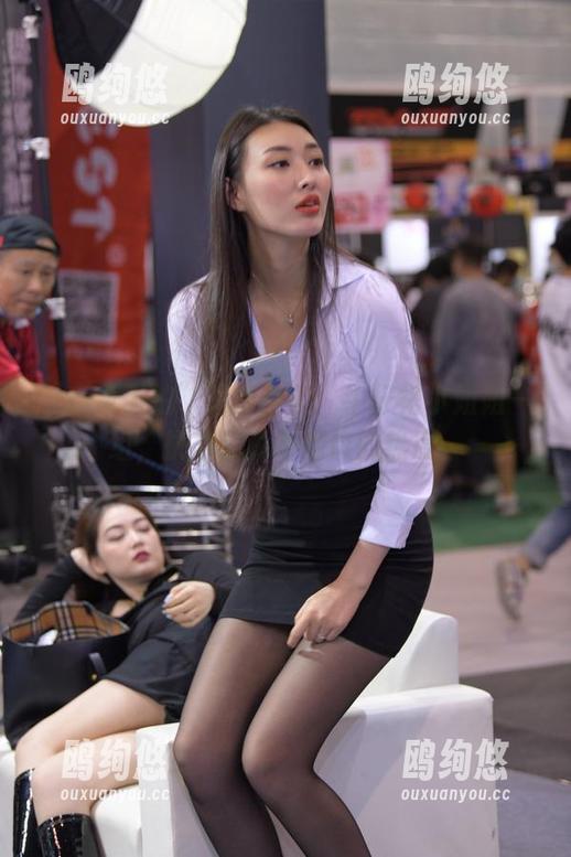 “魔镜街拍”私拍合集：牛仔裙小姐姐一组，挑战你说不出口的热度。