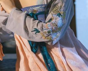 黑色西里里的鹿八岁baby：看得我都想去尝试“黑科技”穿搭。